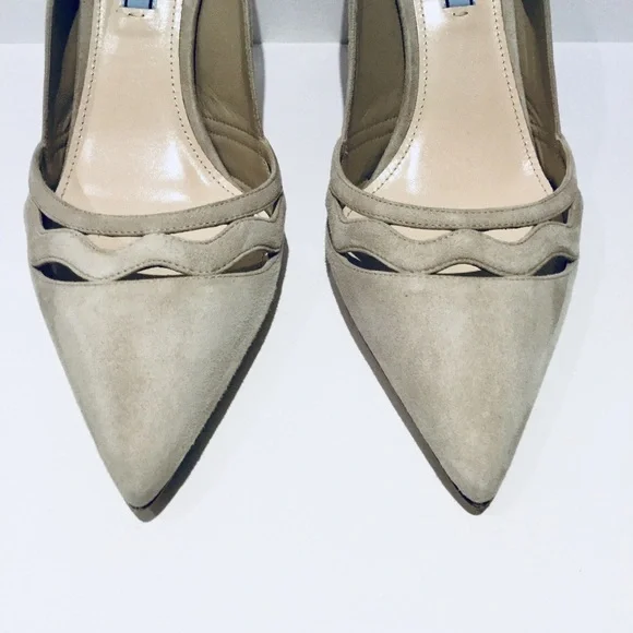 PRADA SUEDE POINT-TOE CUTOUT PUMP. - Picture 4 of 9
